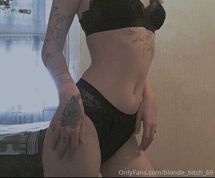 Full leaked Blonde bitch private onlyfans photo