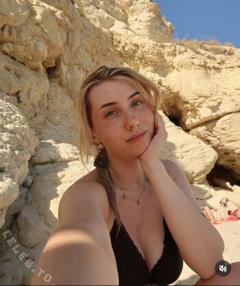 Full leaked Veylarenee private onlyfans photo